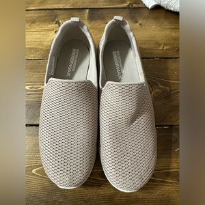 Ladies tan sketchers in light tan. Sz 7. Excellent condition